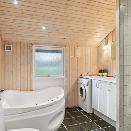 Hyggeligt Tæt På Badestrand Feriehus
